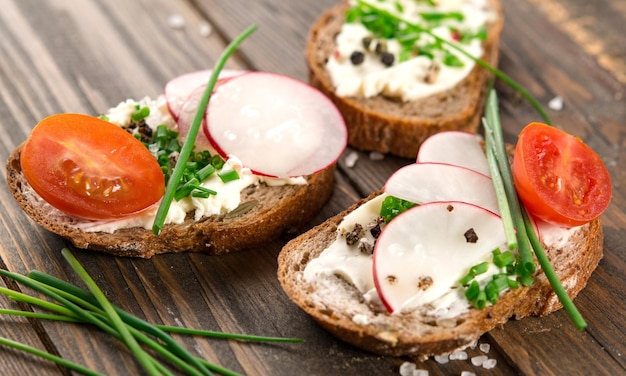 Close-up de comida em uma mesa de madeira