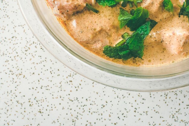 Foto close-up de comida em uma tigela na mesa