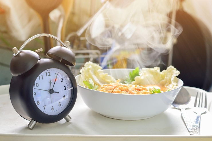 Foto close-up de comida em uma tigela por um despertador na mesa