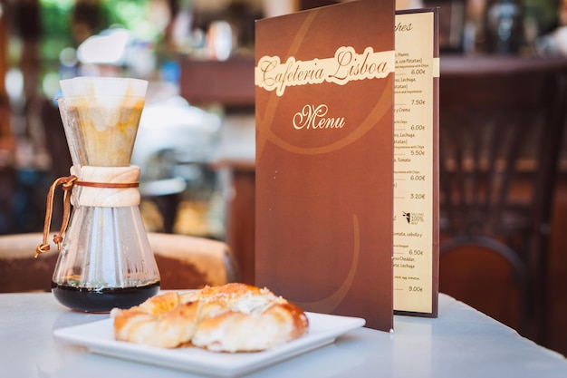 Foto close-up de comida servida em prato na mesa em um café