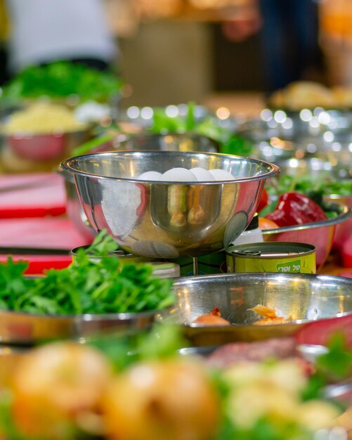 Foto close-up de comida servida em uma tigela na mesa