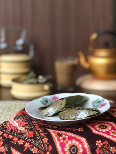 Foto close-up de comida tradicional malaia na mesa