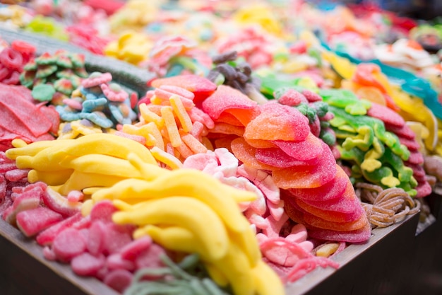Foto close-up de comidas doces coloridas na loja