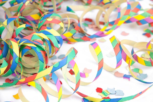 Foto close-up de confetes multicoloridos na mesa