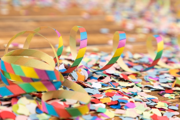 Foto close-up de confetes multicoloridos na mesa
