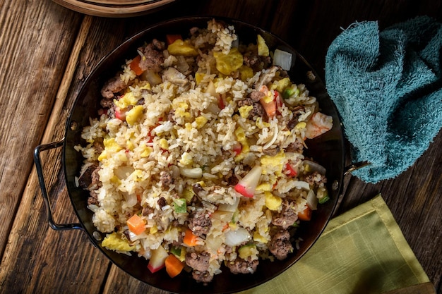 Foto close up de conforto satisfatório de arroz frito com frango com legumes frescos capturado em resolução 4k