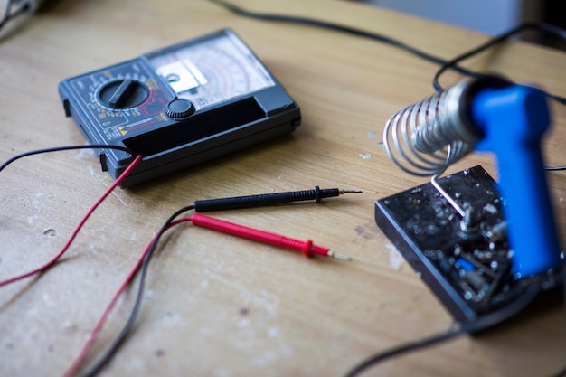 Foto close-up de contador de eletricidade na mesa