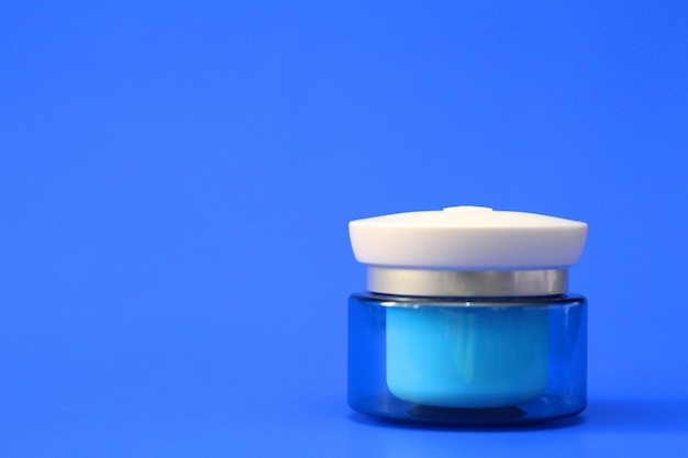 Close-up de copo azul sobre fundo branco