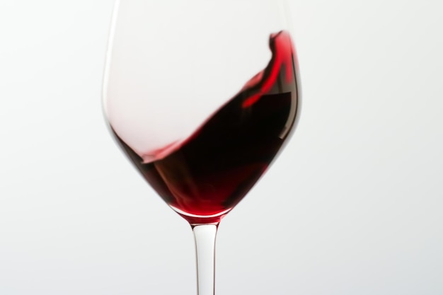 Close-up de copo de vinho contra fundo branco