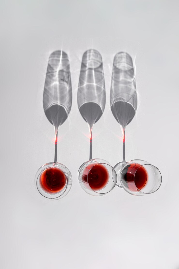 Foto close-up de copo de vinho contra fundo branco