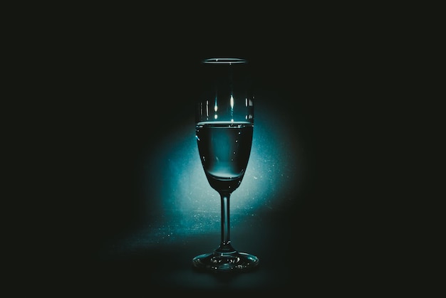 Close-up de copo de vinho contra fundo preto