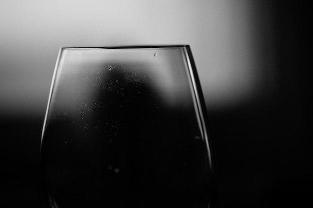 Close-up de copo de vinho em câmara escura
