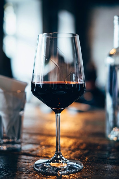 Close-up de copo de vinho na mesa