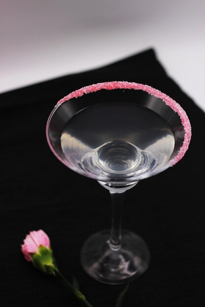 Foto close-up de copo de vinho na mesa