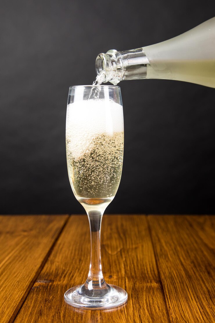 Foto close-up de copo de vinho na mesa