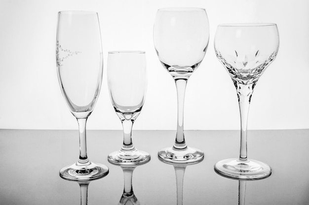 Foto close-up de copos de vinho na mesa