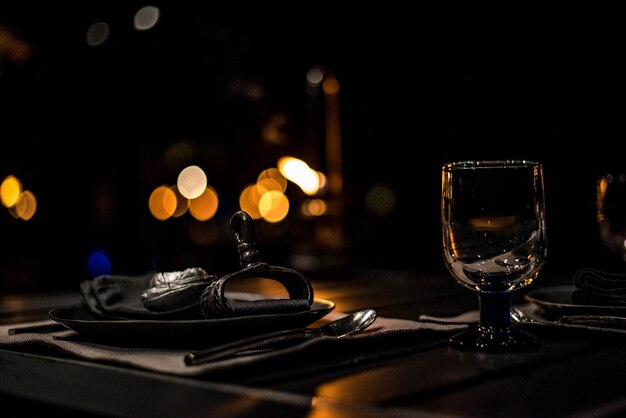 Foto close-up de copos de vinho na mesa