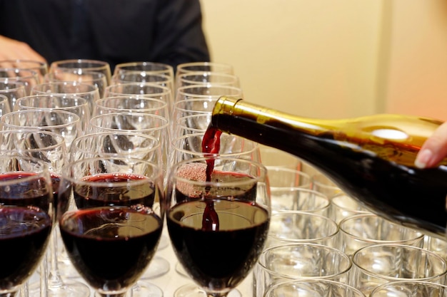 Close-up de copos de vinho na mesa