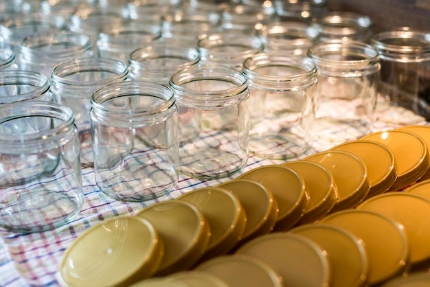 Close-up de copos sobre a mesa