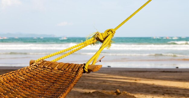 Close-up de corda na areia na praia contra o céu