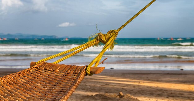 Foto close-up de corda na praia contra o céu