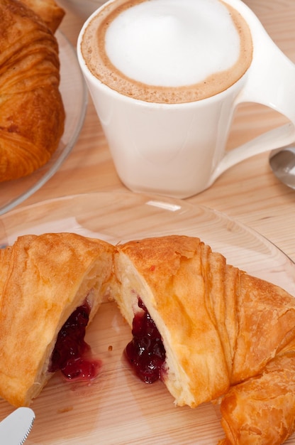 Close-up de croissant com cappuccino servido na mesa