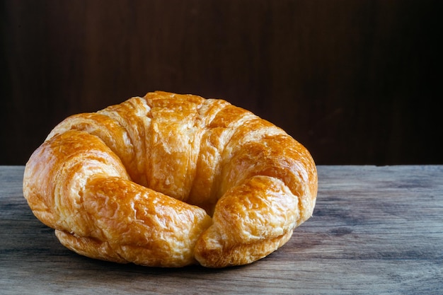 Close-up de croissant na mesa