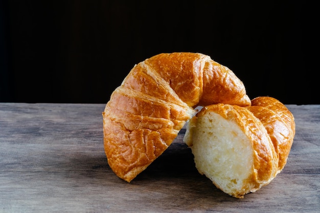 Close-up de croissant na mesa