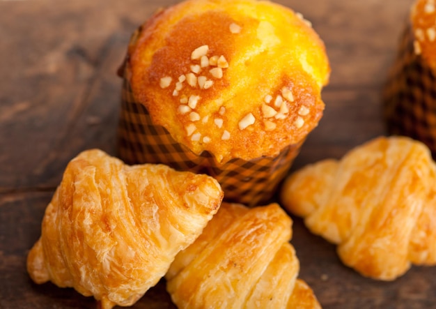 Close-up de croissants com bolo de xícara na mesa