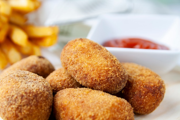 Close-up, de, croquetes, com, lascas, e, tomate fritado