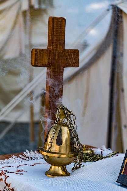 Foto close-up de cruz em mesa no templo