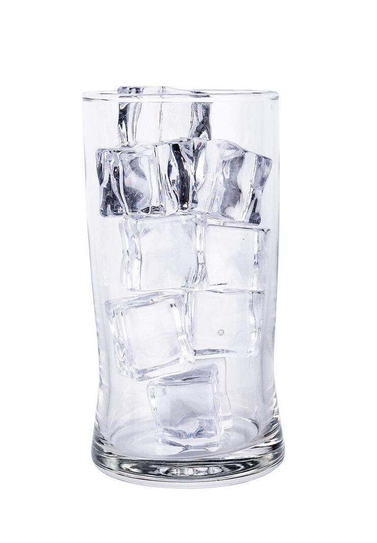 Foto close-up de cubos de gelo contra fundo branco