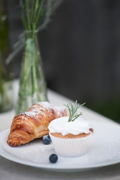 Close-up de cupcake com croissant no prato