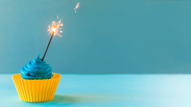 Close-up, de, cupcake, com, iluminado, sparkler, ligado, experiência azul