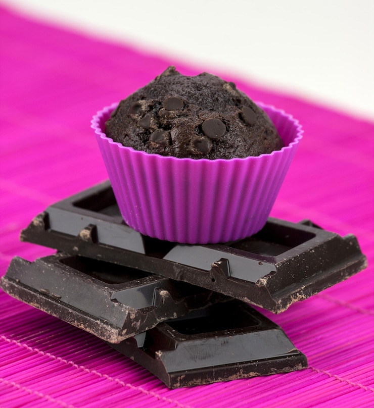 Foto close-up de cupcake de chocolate contra fundo branco