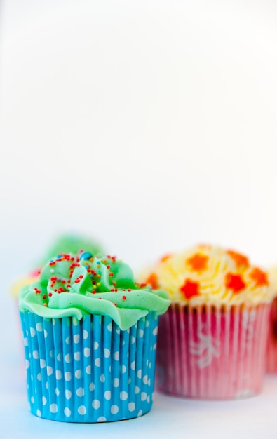 Foto close-up de cupcakes contra fundo branco