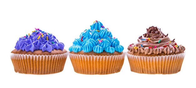 Foto close-up de cupcakes contra fundo branco