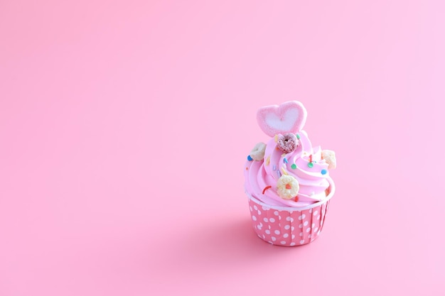 Close-up de cupcakes contra fundo rosa