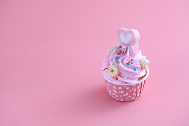 Close-up de cupcakes contra fundo rosa