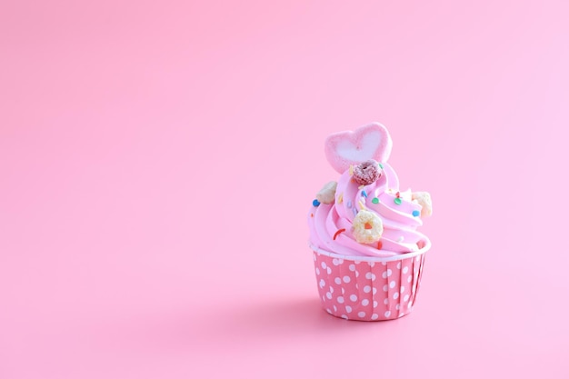 Close-up de cupcakes contra fundo rosa