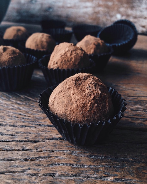 Close-up de cupcakes de chocolate na mesa