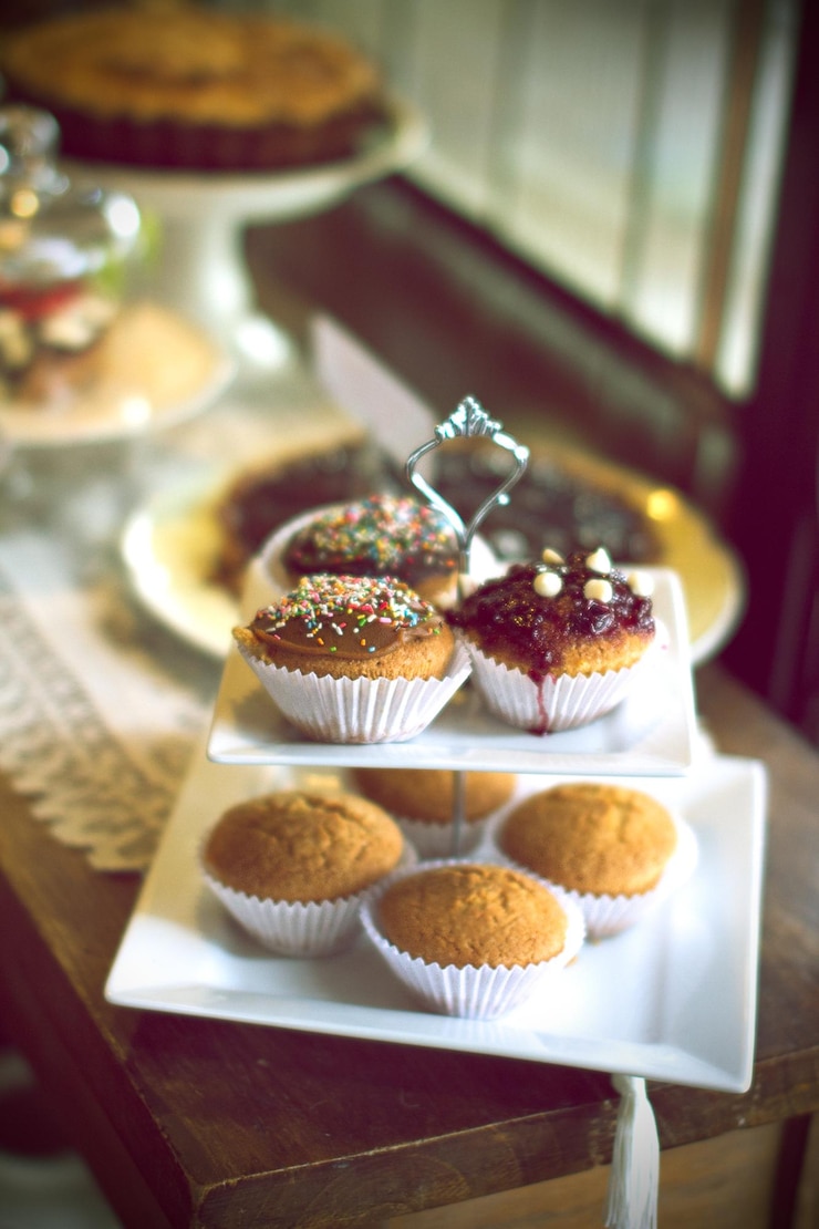 Foto close-up de cupcakes em um estande de bolo