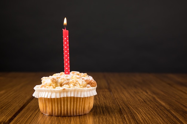 Close-up de cupcakes na mesa contra fundo preto