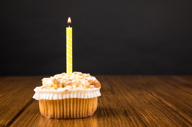 Close-up de cupcakes na mesa contra fundo preto