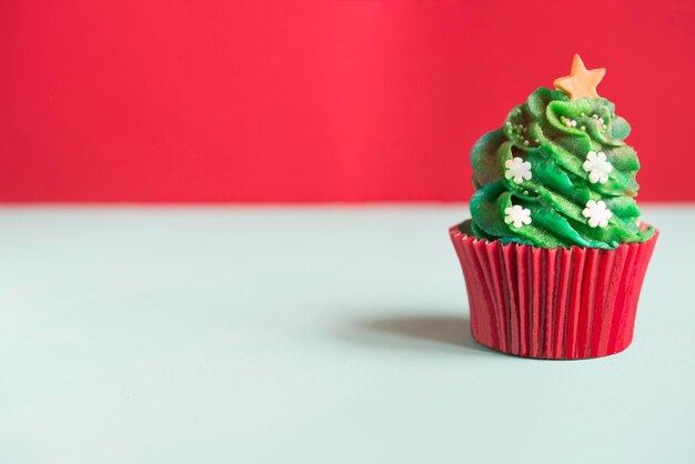 Foto close-up de cupcakes na mesa contra fundo vermelho