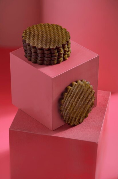 Close-up de cupcakes na mesa contra fundo vermelho