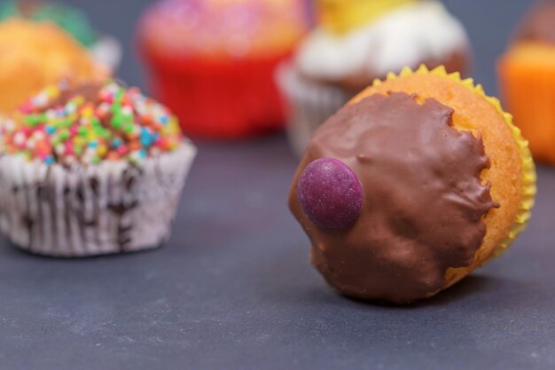 Foto close-up de cupcakes na mesa