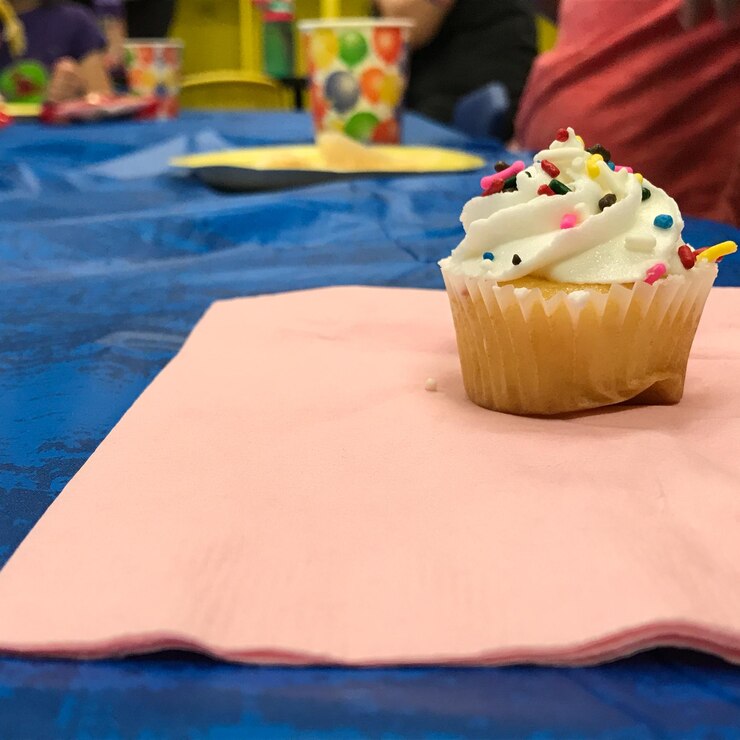Foto close-up de cupcakes na mesa