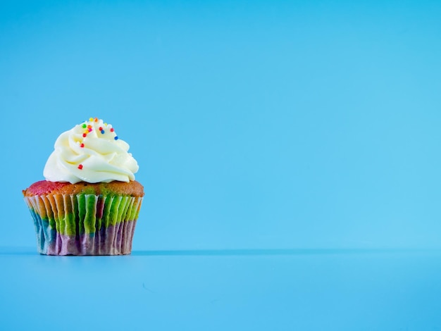 Foto close-up de cupcakes sobre fundo azul