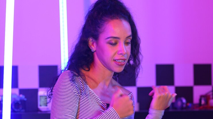 Foto close-up de dançarina hispânica praticando dança de rua no estúdio regalement